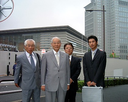 2003.7.8面談後、官邸前にて